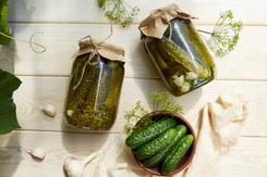Nie liście winogron ani porzeczki. Ten dodatek sprawi, że ogórki kiszone będą chrupiące