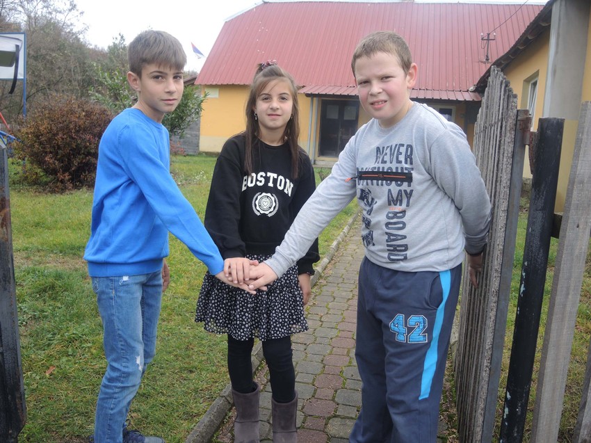 Čuvaćemo školu i kada je zatvore: Teodra, Mihailo i Dimitrije se zavetovali pred školom u Trnavi