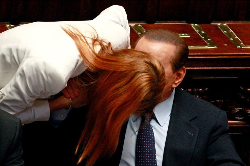 Berluskoni uzvraća šapatom