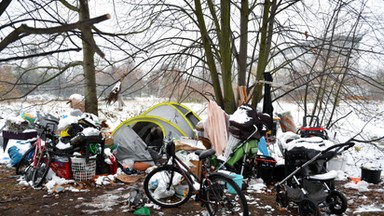 Bezdomna kobieta mieszkała z dwuletnią córeczką w namiocie