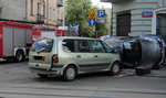 Nissan uderzył w kamienicę i przewrócił się na bok!