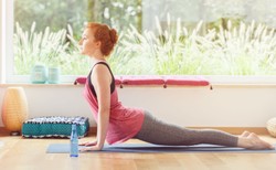 Joga pomaga pokonać napięciowy ból głowy. Jak ćwiczyć?