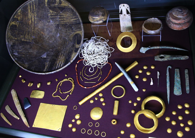 Najstarsze na świecie złote artefakty (4600–4200 r. p.n.e.) z nekropolii w Warnie w Bułgarii — ofiary nagrobne