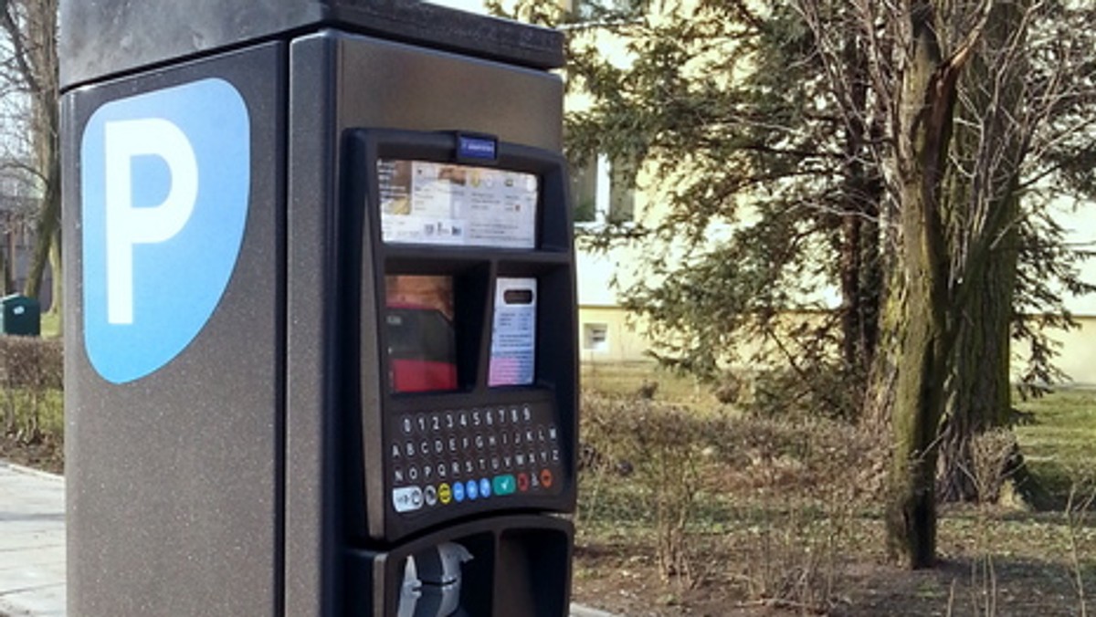 Poszerzona strefa płatnego parkowania działa w Krakowie od poniedziałku 3 marca. Nowy system nie ustrzegł się błędów, dlatego urzędnicy apelują do mieszkańców, aby zgłaszać wszelkie uwagi. Uruchomiono do tego linie telefoniczną i skrzynkę mailową.