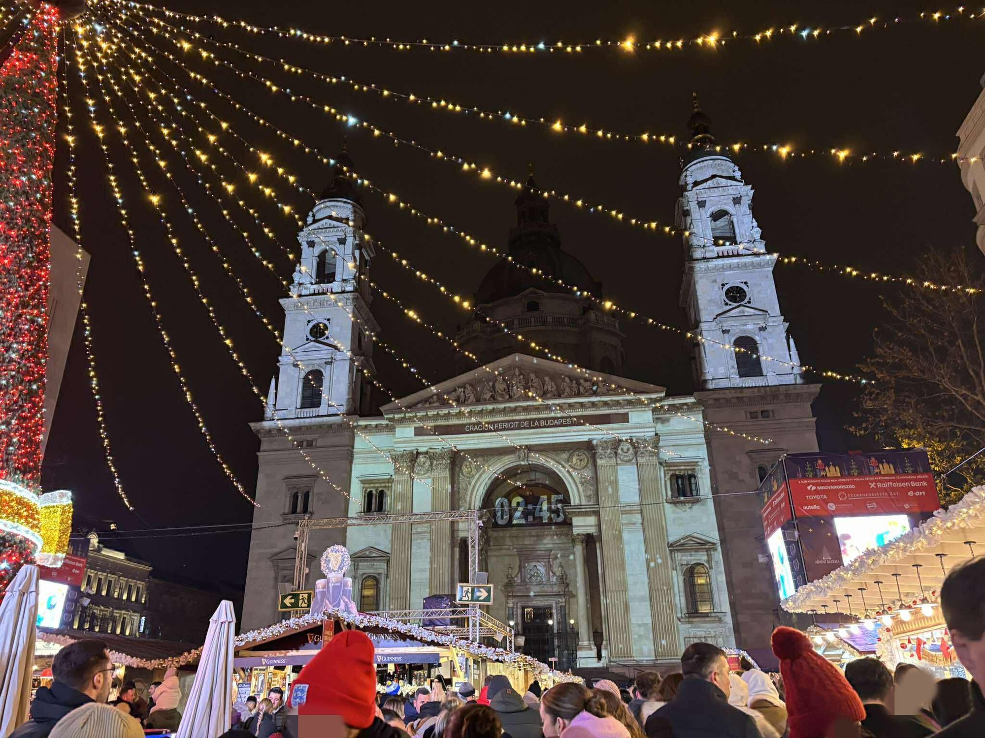 Vianočné trhy na Námestí svätého Štefana v Budapešti. 