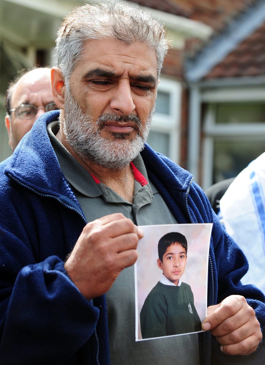 Tarik Džahan drži fotografiju nastradalog sina