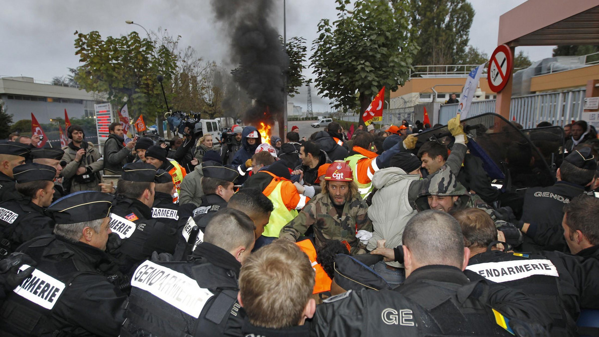 Co najmniej trzej protestujący przeciwko reformie emerytalnej związkowcy zostali ranni podczas odblokowywania przez policję rafinerii koncernu Total w Grandpuits pod Paryżem - poinformowały media.