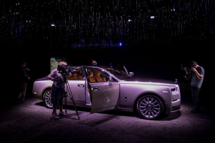 W nowym samochodzie przewidziano nawet miejsce na dzieła sztuki lub biżuterię, które właściciele mogliby chcieć zabrać ze sobą - lub nawet trójwymiarową mapę własnego DNA. Przedstawiciele producenta podkreślali, że każdy samochód jest 'absolutnie wyjątkowy', dopasowywany pod klienta i 'jedyny w swoim rodzaju'. <br><br>
'Marka Rolls Royce'a działa jak magnes. Gdziekolwiek pojedziesz naszym samochodem, zwróci na siebie uwagę i ludzie natychmiast podejdą i spytają nieśmiało, czy mogą go zobaczyć, zrobić sobie w nim zdjęcie. To coś absolutnie nadzwyczajnego' - powiedział Mueller-Oetvoes. <br><br>
Jak dodał, posiadanie samochodu z serii Phantom jest wyznacznikiem statusu, a także wymagającego podejścia do siebie i świata.