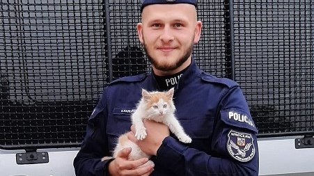 Policjant wraz z uratowanym kotem