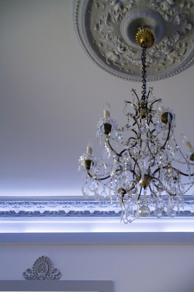 Z ozdobnego plafonu zwisa piękny XIX-wieczny kryształowy żyrandol przywieziony z Włoch.