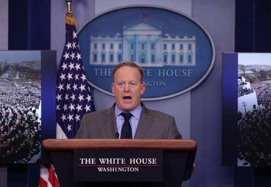 Sean Spicer podczas pierwszej konferencji prasowej w roli rzecznika prezydenta USA 21 stycznia 2017 r.