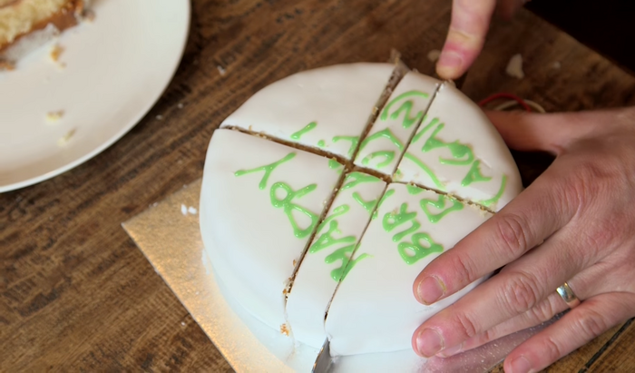 Jak prawidłowo kroić tort? Zobacz metodę od naukowców - Noizz