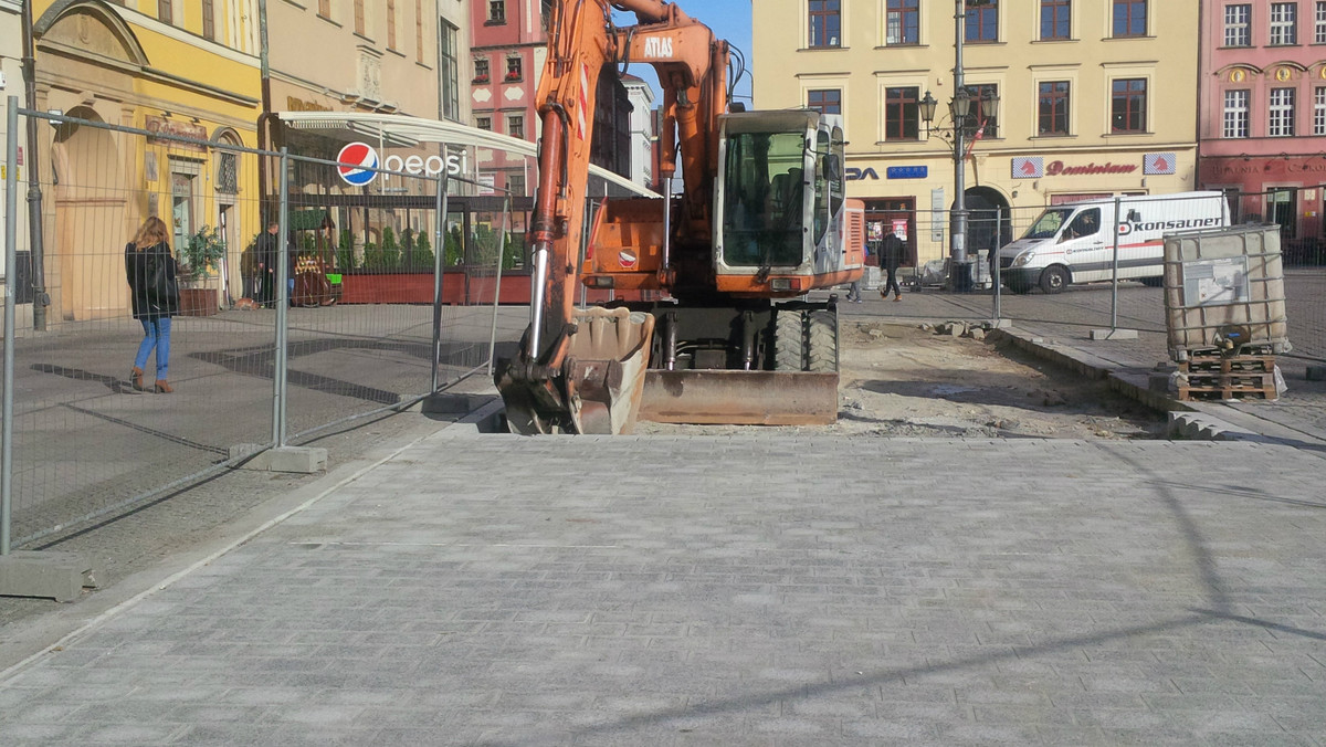 Po kilku miesiącach przestoju na Rynku we Wrocławiu ruszyły prace związane z dokończeniem budowy szpilkostrady. Poprzedni wykonawca przerwał roboty, gdy stracił płynność finansową. Teraz cała inwestycja ma być gotowa do 18 kwietnia.