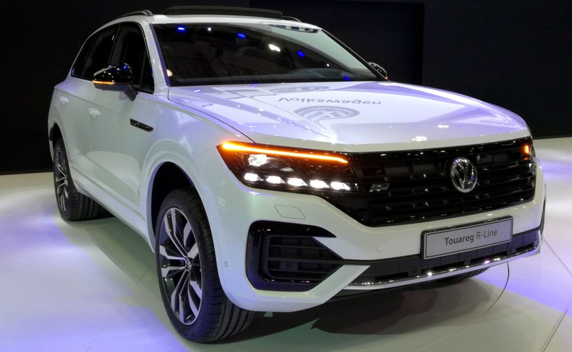 Volkswagen Touareg trzeciej generacji to zupełnie nowa konstrukcja. A jej kluczowym składnikiem jest platforma MLB dedykowana dla samochodów klasy średniej i wyższej z silnikiem montowanym wzdłużnie. Dzięki zastosowaniu tej architektury topowy SUV Volkswagena urósł o ok. 8 cm wzdłuż i 4 cm wszerz, ale stał się delikatnie niższy (teraz mierzy 4,88 m długości, 1,98 m szerokości oraz 1,7 m wysokości)