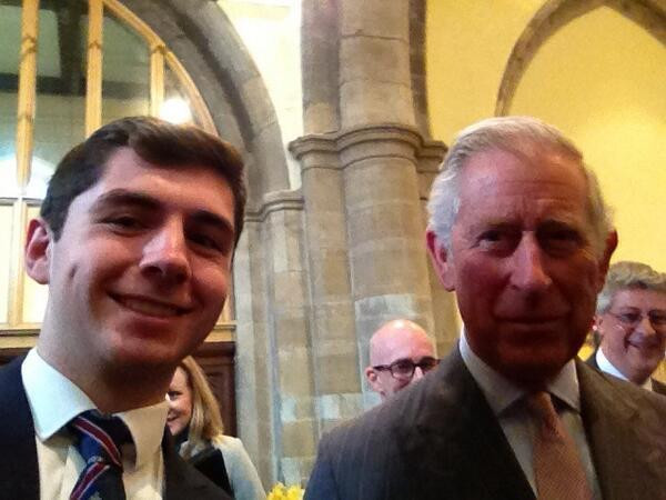 książę Karol pozuje do selfie