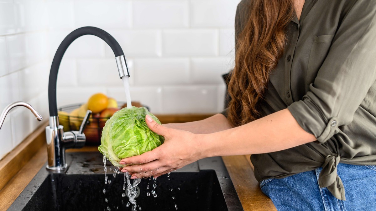 Svi prave istu grešku kad spremaju salatu: Samo ako kupus ovako operete biće bezbedan za jelo