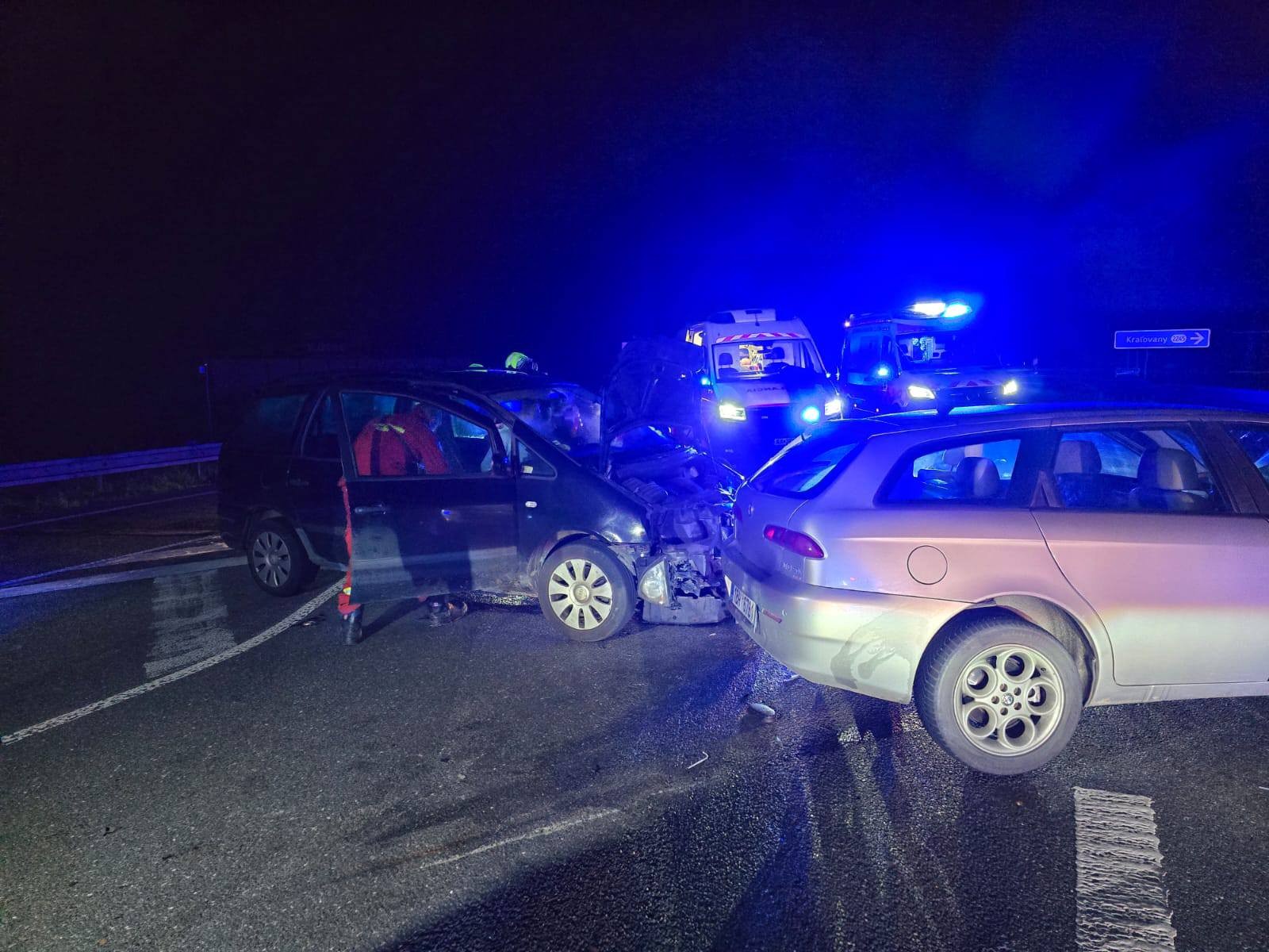  Dopravná nehoda dvoch áut v Kraľovanoch si vyžiadala zranenia.