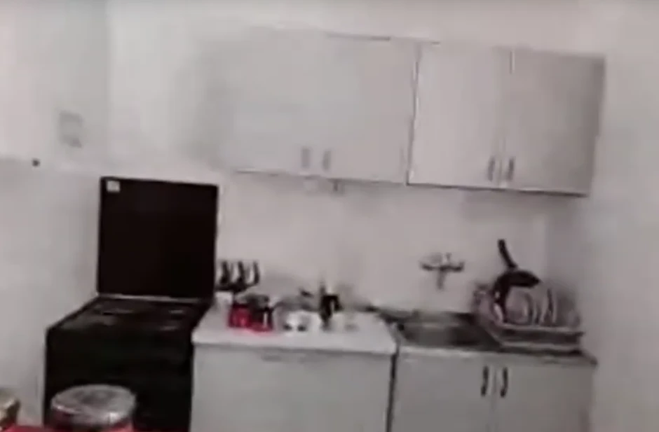 Kuhinja je kompletno opremljena, a radnicima je hrana obezbeđena