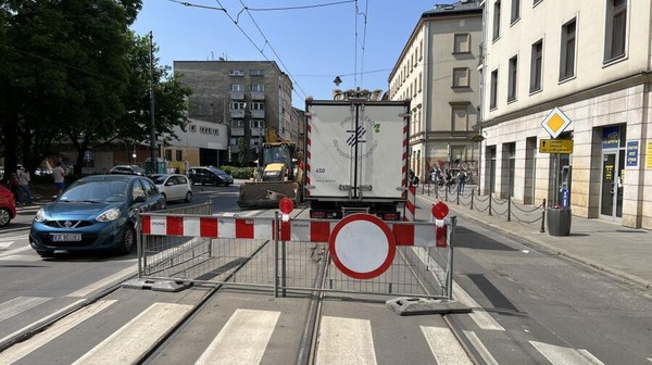 Na ul. Starowiślnej w Krakowie trwają prace polegające na naprawie torowiska przy skrzyżowaniu z ulicą Dietla. Utrudnienia potrwają do 2 czerwca.
