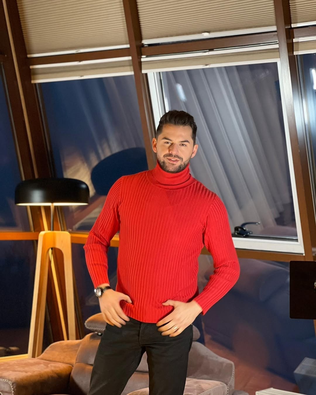 Albánsky spevák Shpat Kasapi. 