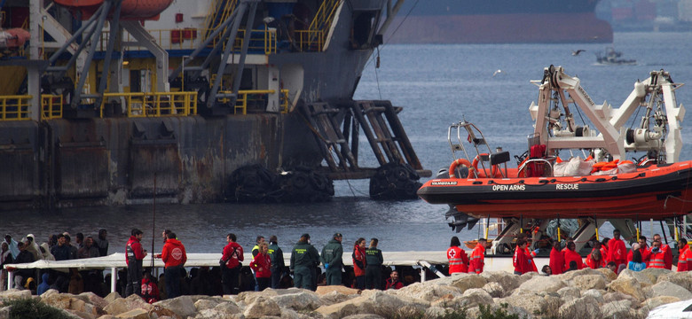 Statek z ponad 300 migrantami dotarł do portu w Algeciras