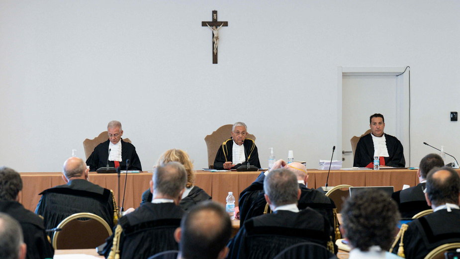 Przewodniczący Sądu Watykańskiego Giuseppe Pignatone (w środku) podczas procesu w Watykanie w dniu 27 lipca 2021 r. w sprawie domniemanego przestępstwa finansowego starszego kardynała Angelo Becciu i dziewięciu innych osób.