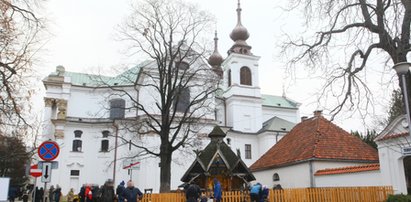 Osioł przywiązany do drzwi kościoła. Wierni oburzeni