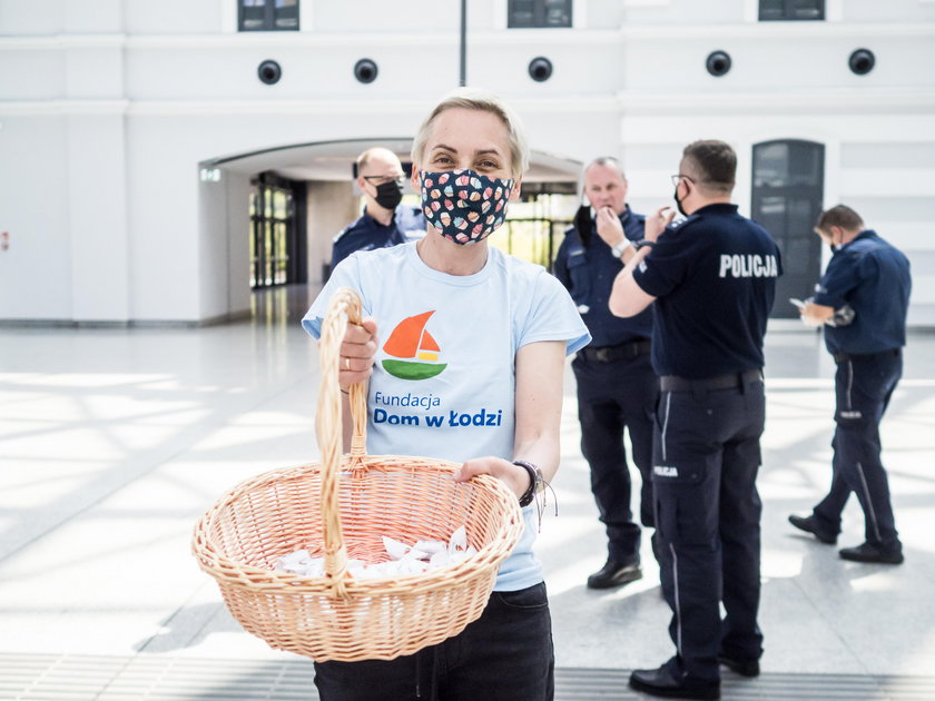 Policjanci robili pompki, żeby pomóc