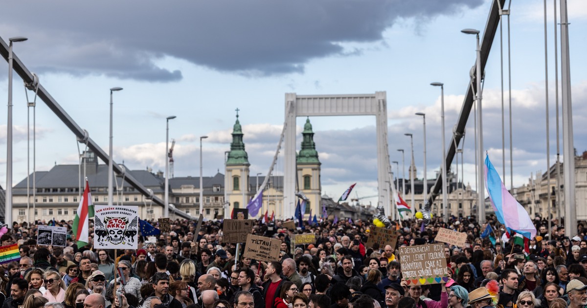 Megszólalt a rendőrség: ennyi igazoltatást végeztek a keddi hídfoglaláson
