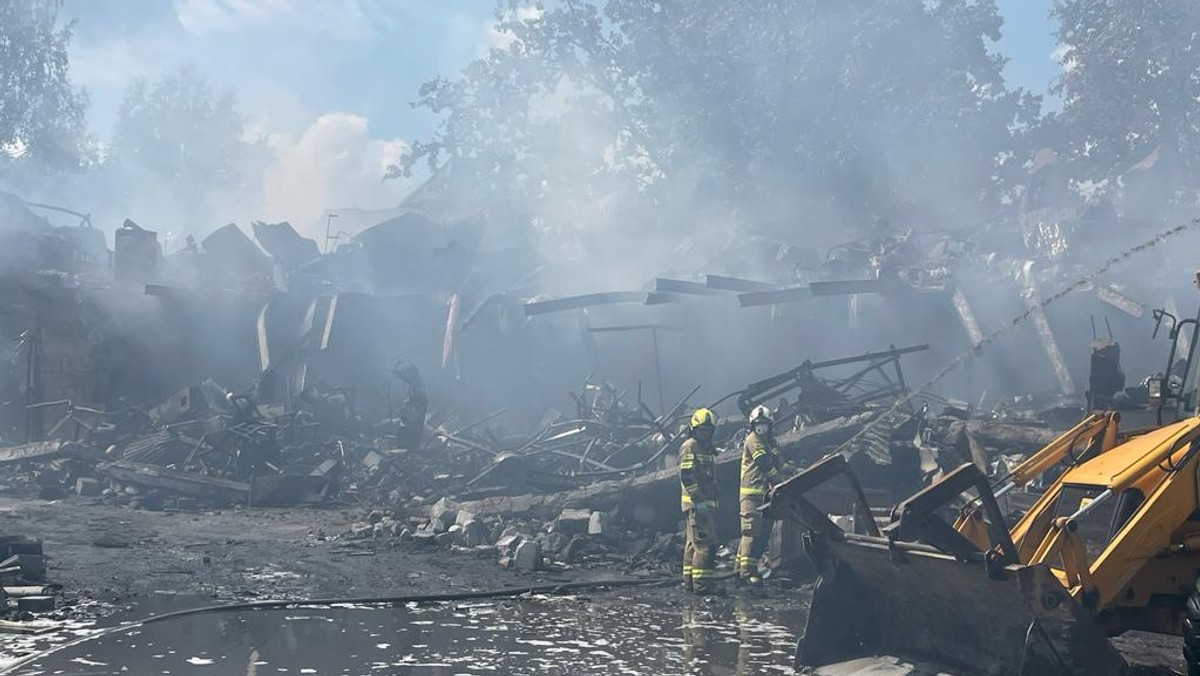 Pożar w Sulejówku. W powietrzu wciąż unosi się pył. Jest apel strażaków