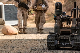 Marines testują robota wyposażonego w karabin maszynowy