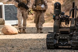 Marines testują robota wyposażonego w karabin maszynowy