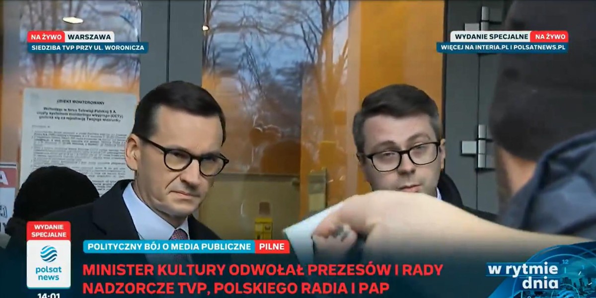 Morawiecki i Müller pukali do drzwi TVP. Nie chciano ich wpuścić.