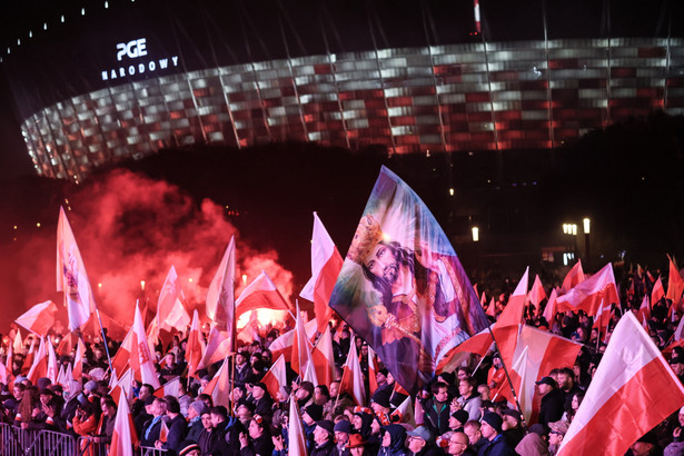 Warszawa, 11.11.2023. Uczestnicy Marszu Niepodległości na błoniach Stadionu Narodowego w Warszawie.