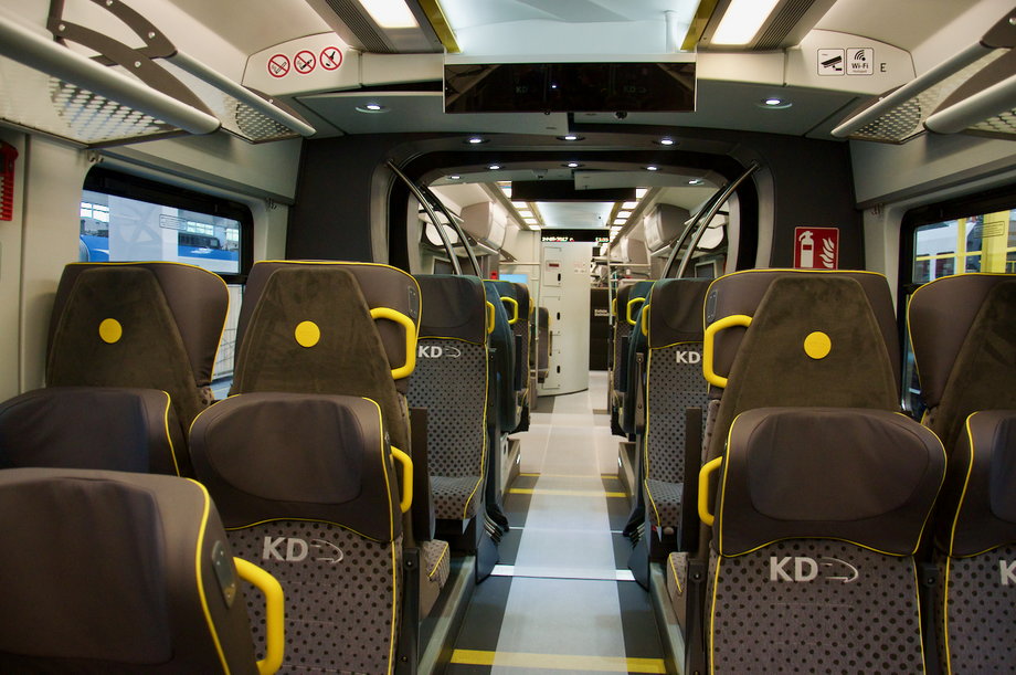 Impuls 45WE jest pociągiem bezprzedziałowym. Znajduje się w nim ponad 200 foteli, łącznie z miejscami stojącymi pomieści 500 pasażerów. 