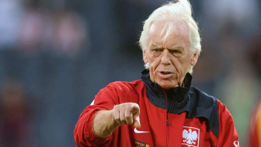 Leo Beenhakker (80 l.) prowadził reprezentację Polski w latach 2006–09. Awansował z nią do ME 2008, a następnie przegrał kwalifikacje do MŚ 2010.