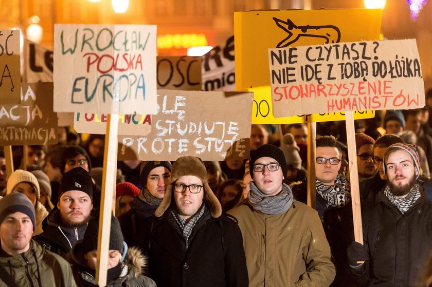 PRL-owski pułkownik protestuje ze studentami! Internauci kpią