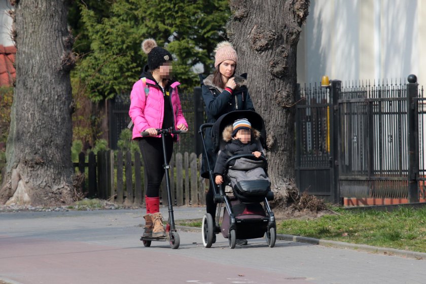 Marta Kaczyńska z córką i synkiem na spacerze