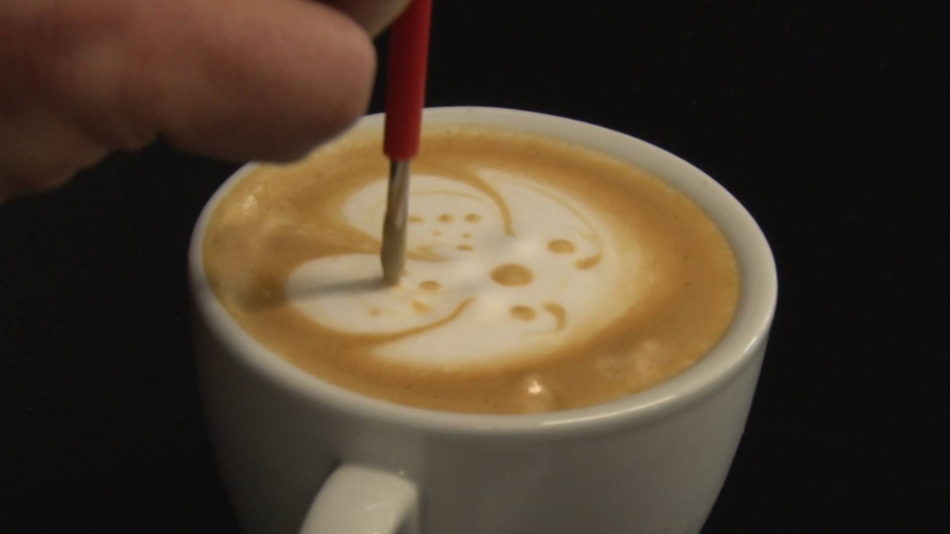 Kako nastaju najlepši crteži u šoljici kafe