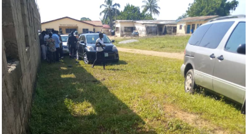 Voters on a queue to collect N2000 from a party agent after voting (Premium Times)