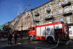 Pożar kamienicy w Warszawie ugaszony. W akcji brało udział 13 zastępów straży pożarnej
