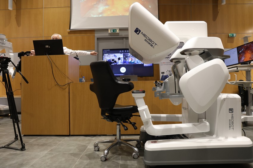 Kompletan robotski sistem postavljen je amfiteatru starog Urgentnog centra UKCS