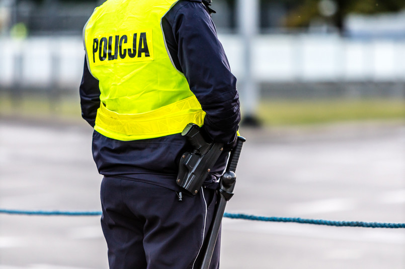 Kilkudziesięcioosobowa grupa Obywateli RP próbowała usiąść na ulicy blokując przemarsz. Policja wyniosła ich siłą z trasy manifestacji umożliwiając przejście.