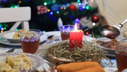 Świąteczne przesądy. W Wigilię wsuń to pod talerz, a będziesz bogaty