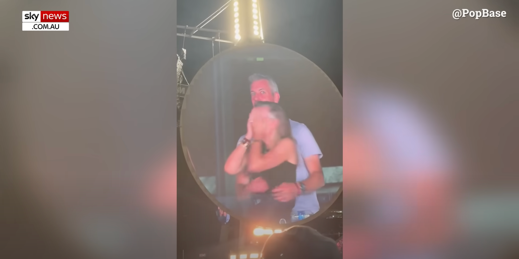 Video dvojice z koncertu Coldplay obletelo svet.