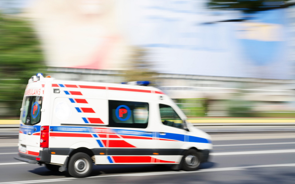 Wypadek karetki w Małopolskim. Pojazd wpadł do potoku