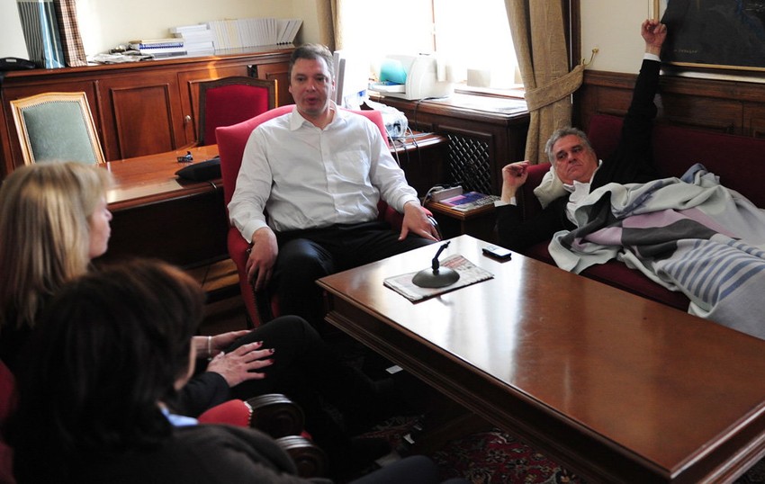 Tokom prve noći uz Nikolića su bili supruga Dragica, prijatelji i stranačke kolege