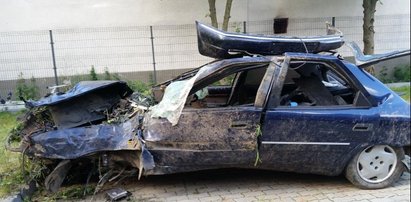 Auto roztrzaskało się o drzewo. Kierowca jechał za szybko?