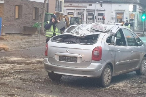 (FOTO) NEVEROVATAN PRIZOR! Grana samo pala i SMRSKALA TKSKI u centru ovog grada, povređen vozač