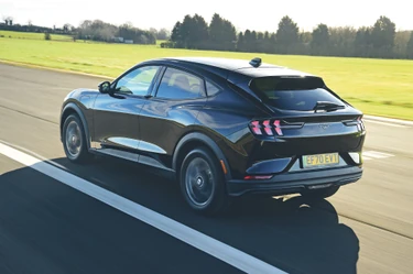 Ford Mustang Mach E Kontra Tesla Model 3 Starcie Pod Napieciem